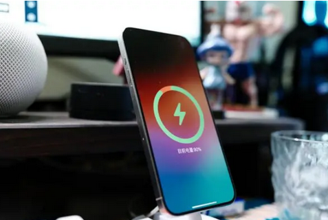 鲅鱼圈苹果15换屏服务分享用什么充电器给iPhone15充电更好 